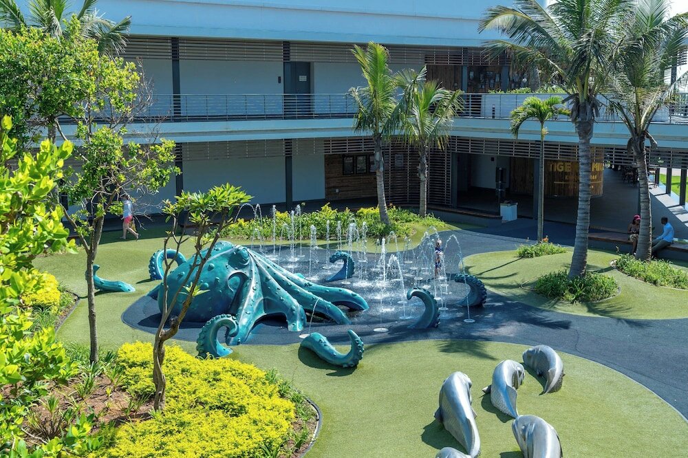 Фото Suncoast Hotel & Towers 