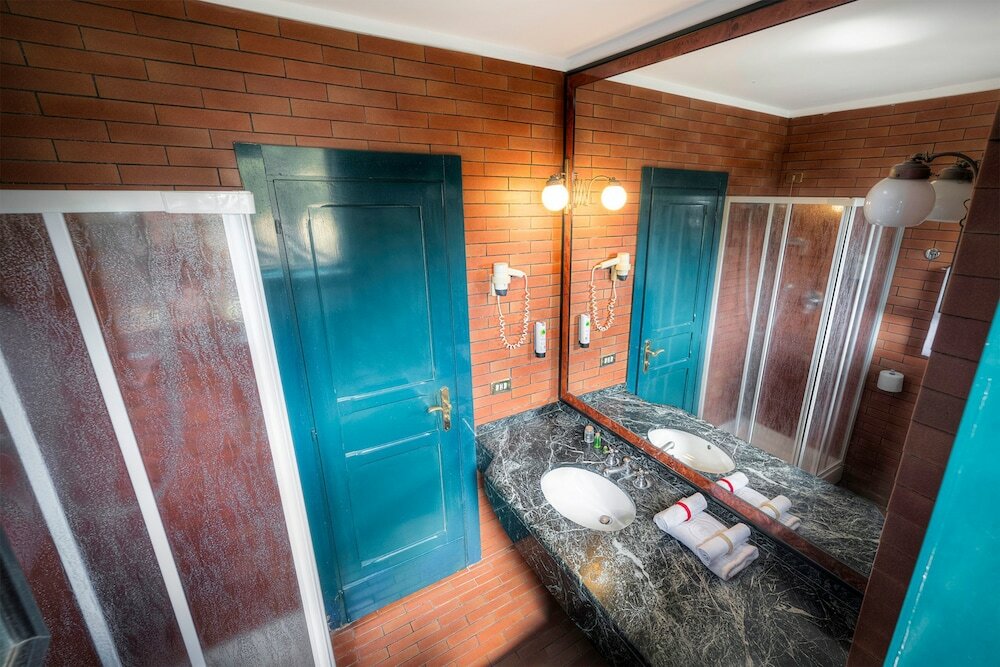 Фото Colony Hotel