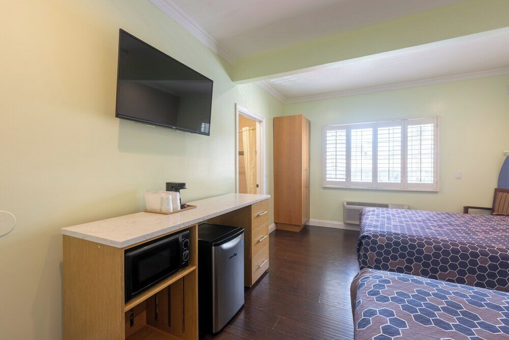 Фото Hollywood City Inn