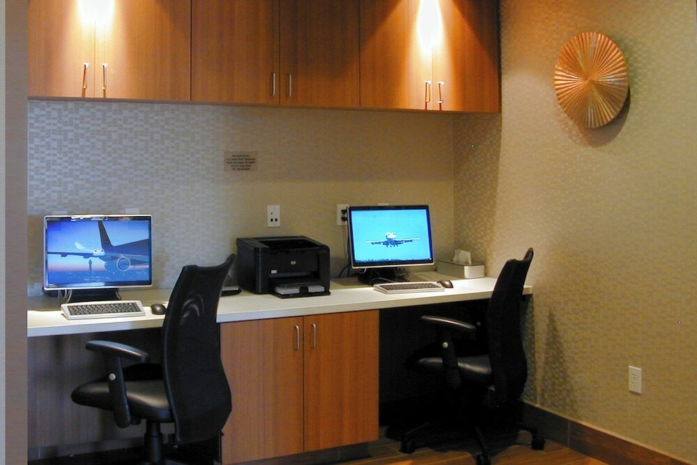 Фото SpringHill Suites Las Vegas North Speedway