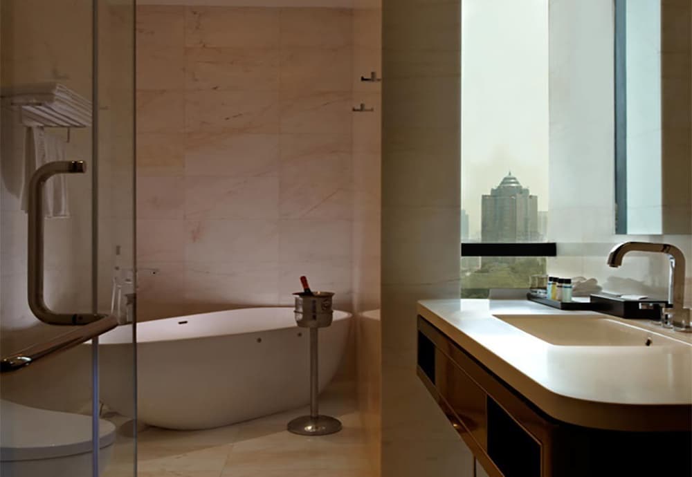 Фото Pacific Regency Hotel Suites