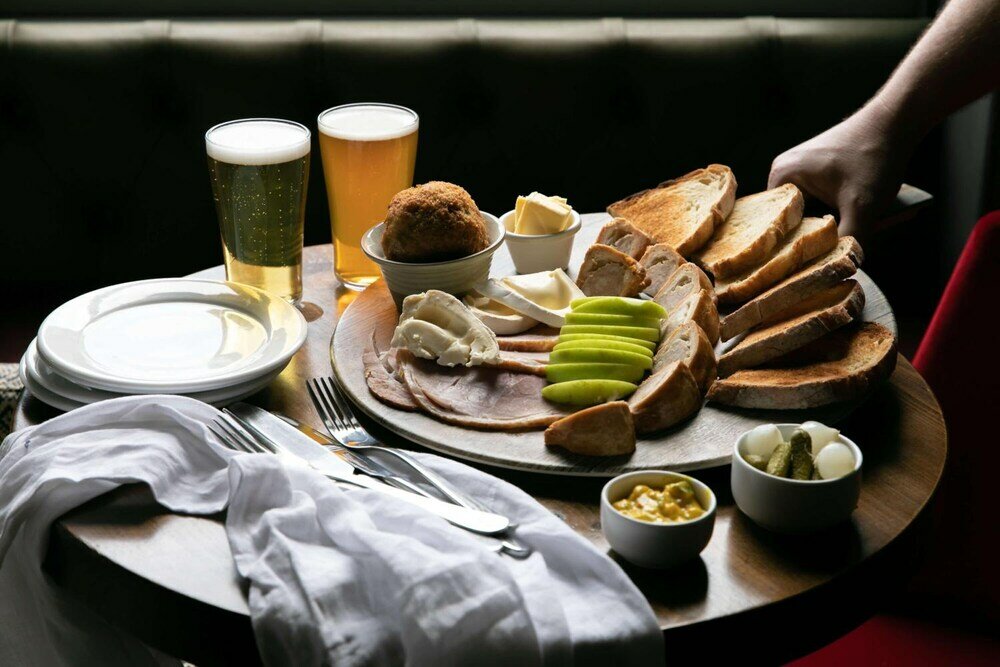 Фото The Rose & Crown Wimbledon