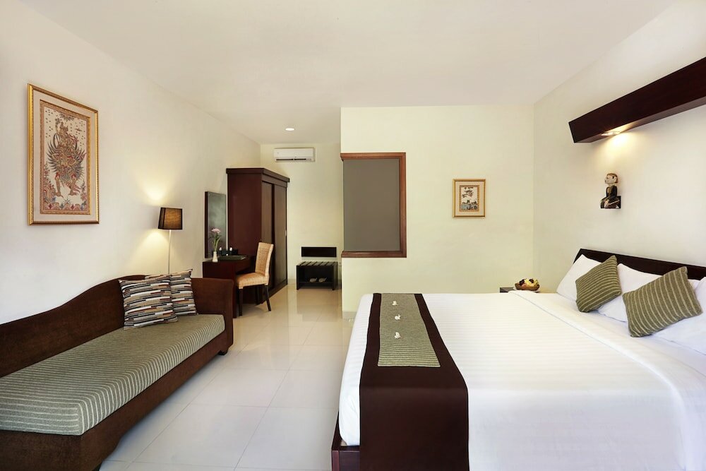 Фото Respati Beach Hotel