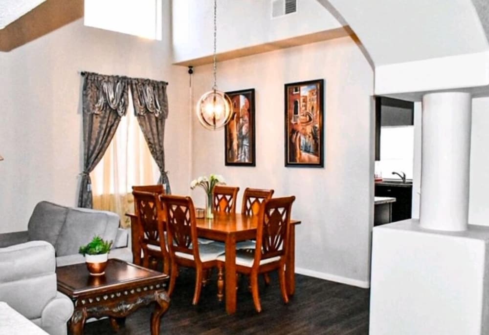 Фото Advantage Court