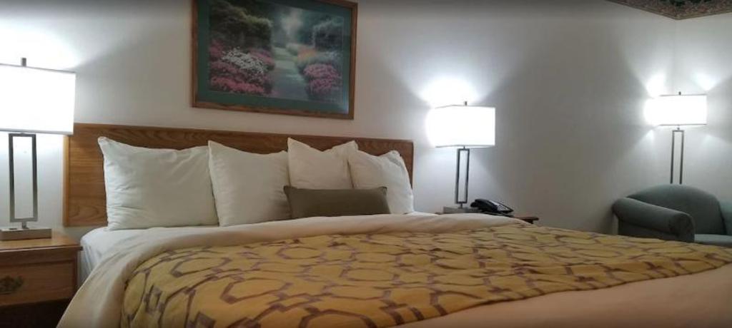 Фото Days Inn by Wyndham Hemet