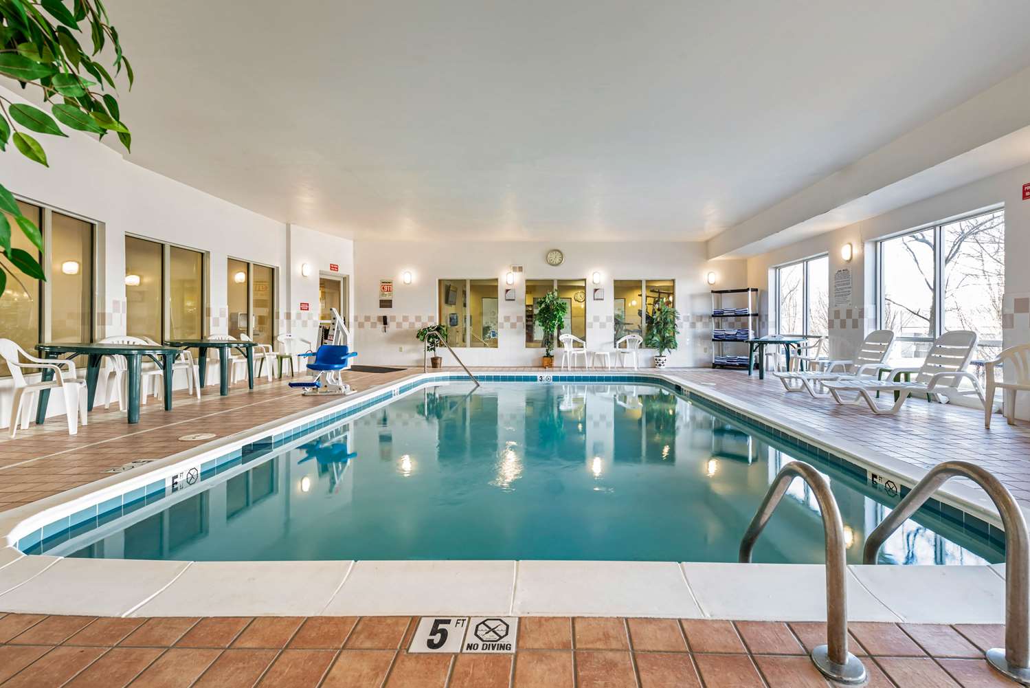 Фото Comfort Suites Cincinnati Airport