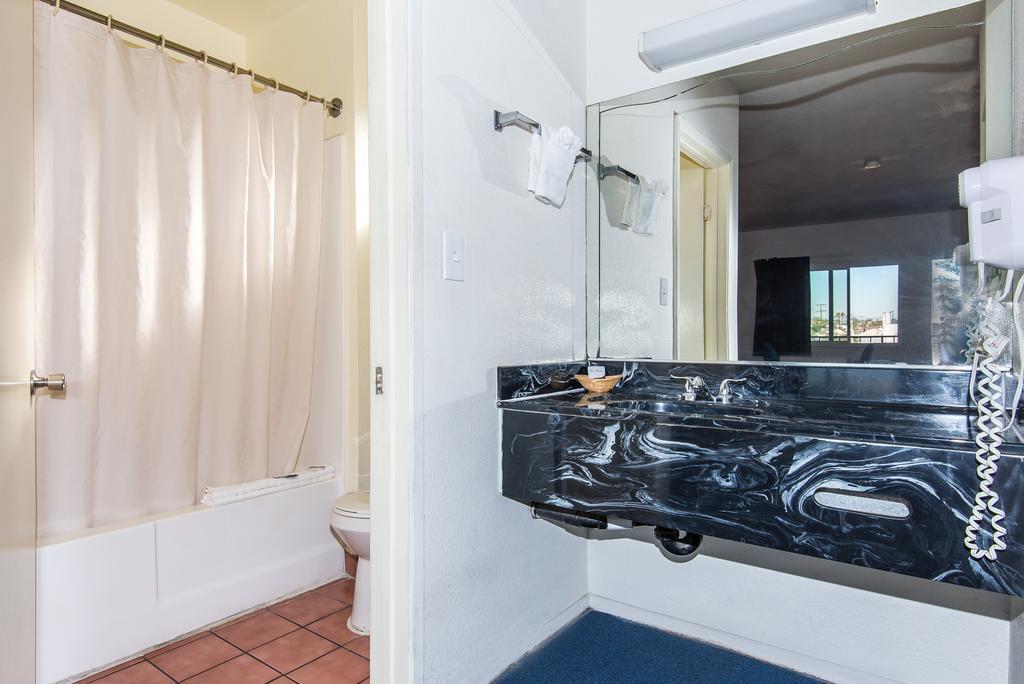 Фото Sea Rock Inn - Los Angeles