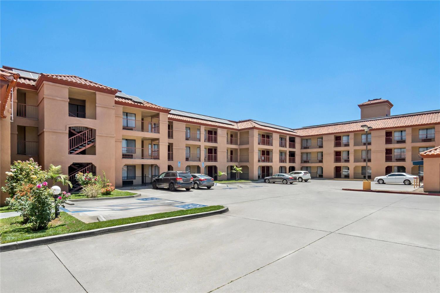 Фото Days Inn by Wyndham Fontana Rialto