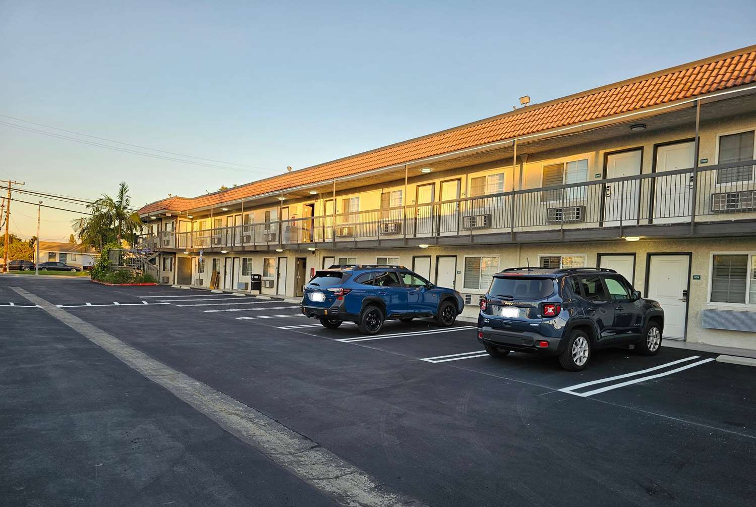 Фото Travelodge by Wyndham Fullerton Near Anaheim