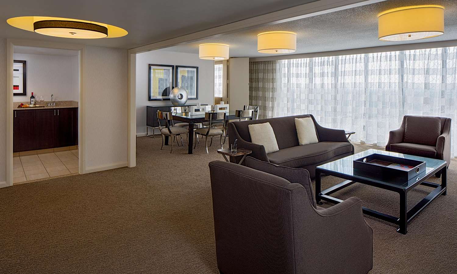 Фото DoubleTree by Hilton Hotel Houston - Greenway Plaza