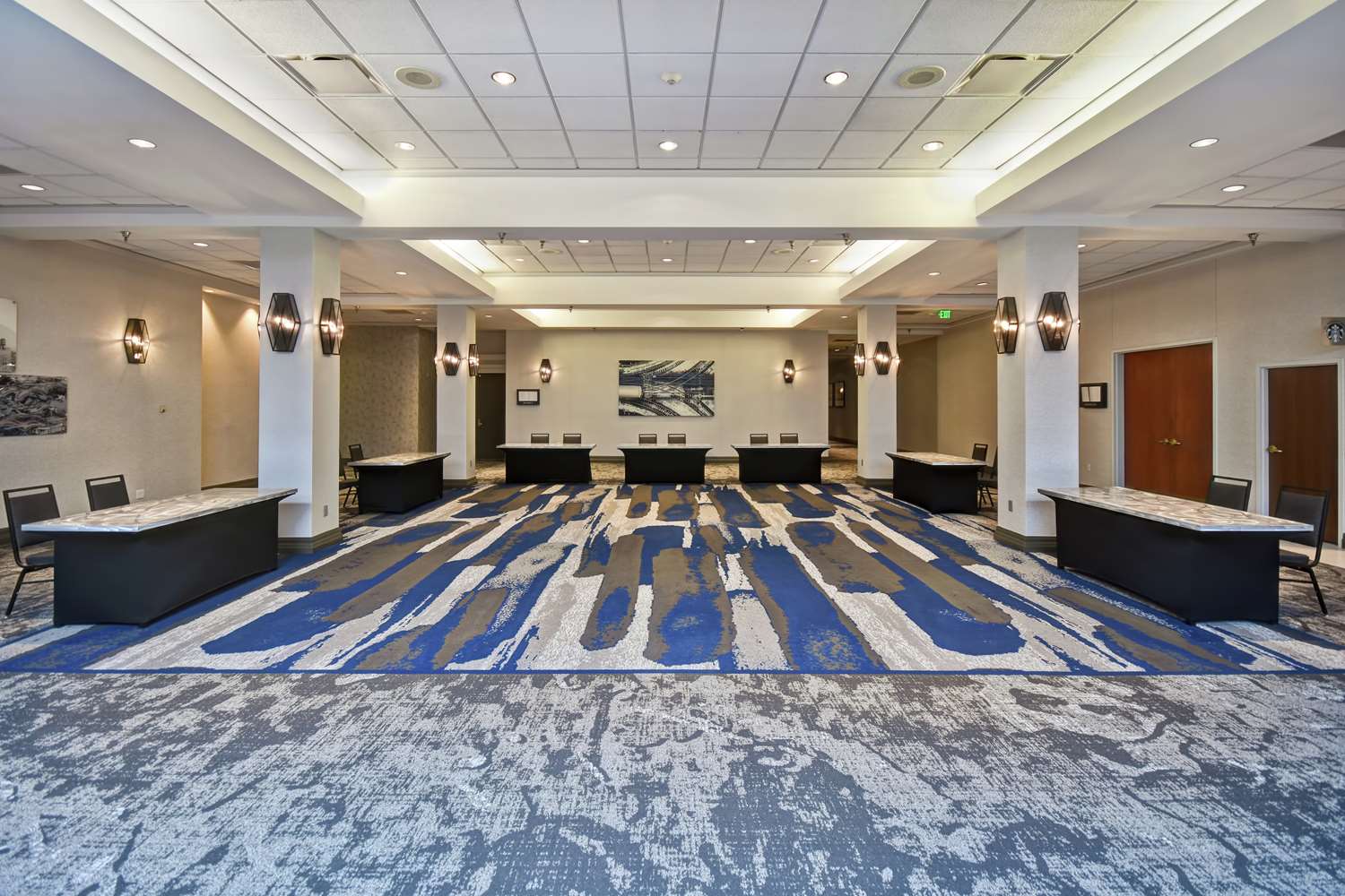 Фото Embassy Suites Omaha - Downtown/Old Market