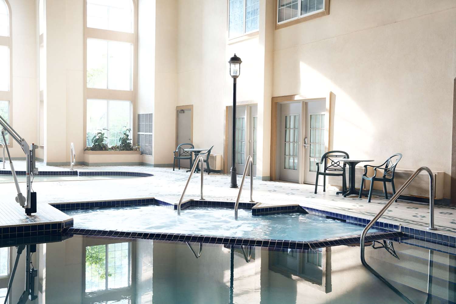 Фото Comfort Suites Milwaukee Airport