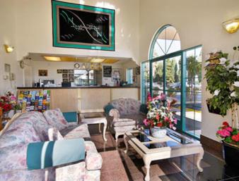 Фото Days Inn by Wyndham Riverside Tyler Mall