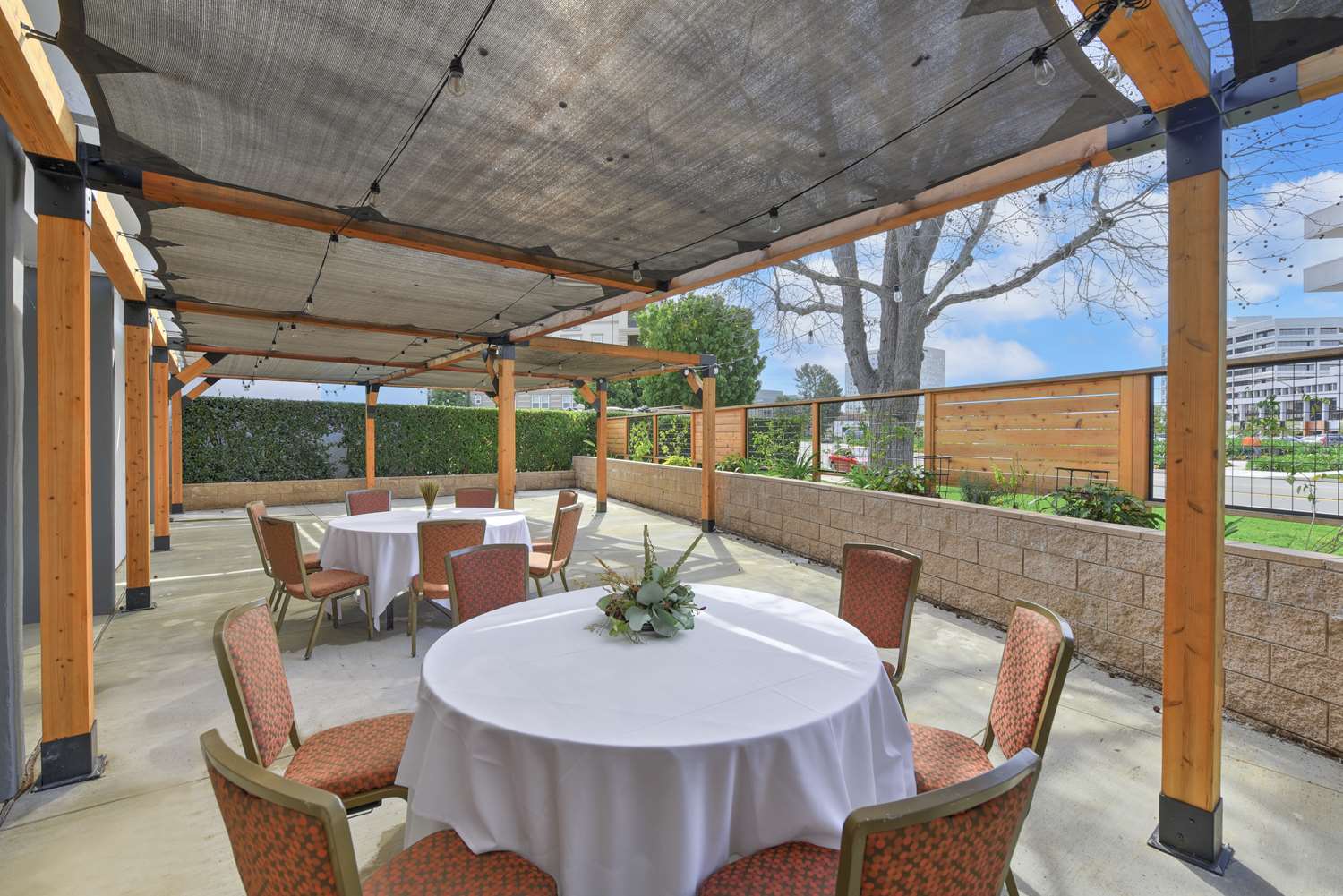 Фото Hilton Irvine Orange County Airport