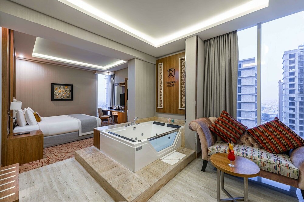 Фото Crown Rose Hotel