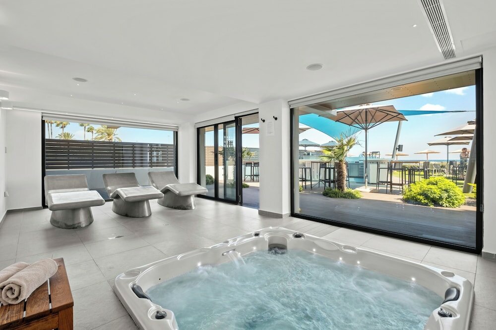 Фото Mercure Larnaca Beach Resort