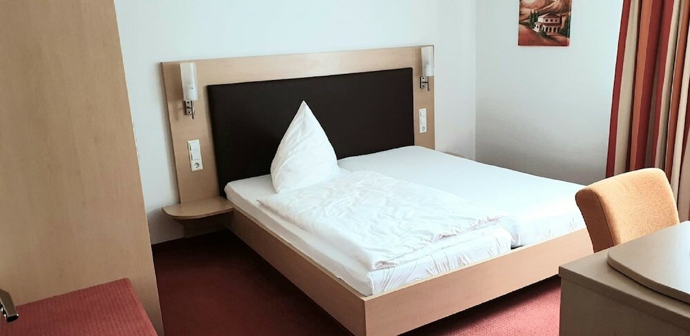 Фото Lilton Hotel Zuffenhausen