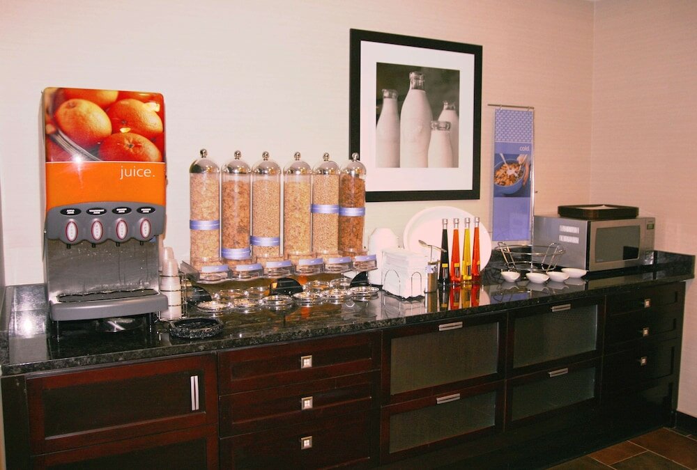 Фото Hampton Inn & Suites Detroit-Canton