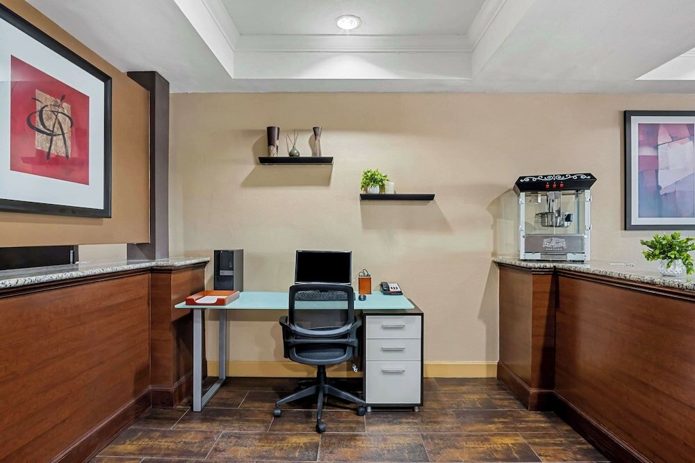 Фото Comfort Suites Las Colinas Center