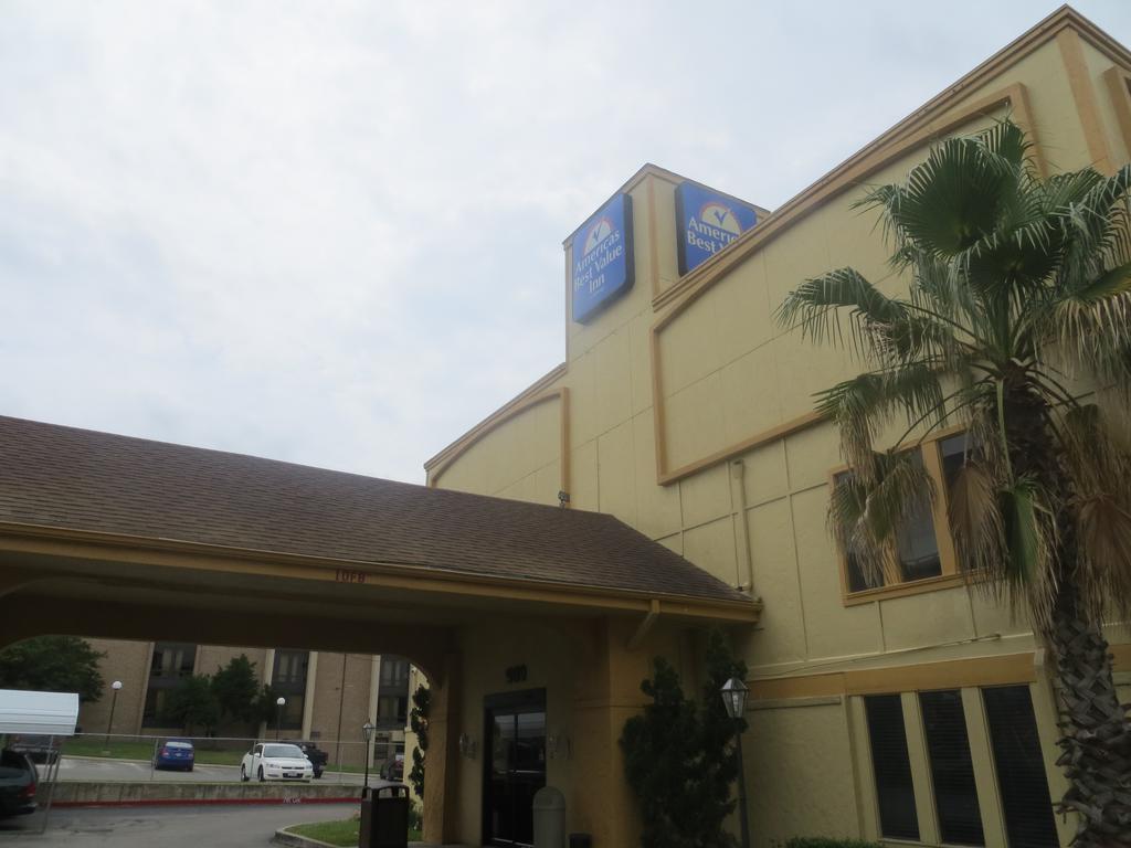 Фото Americas Best Value Inn Austin University