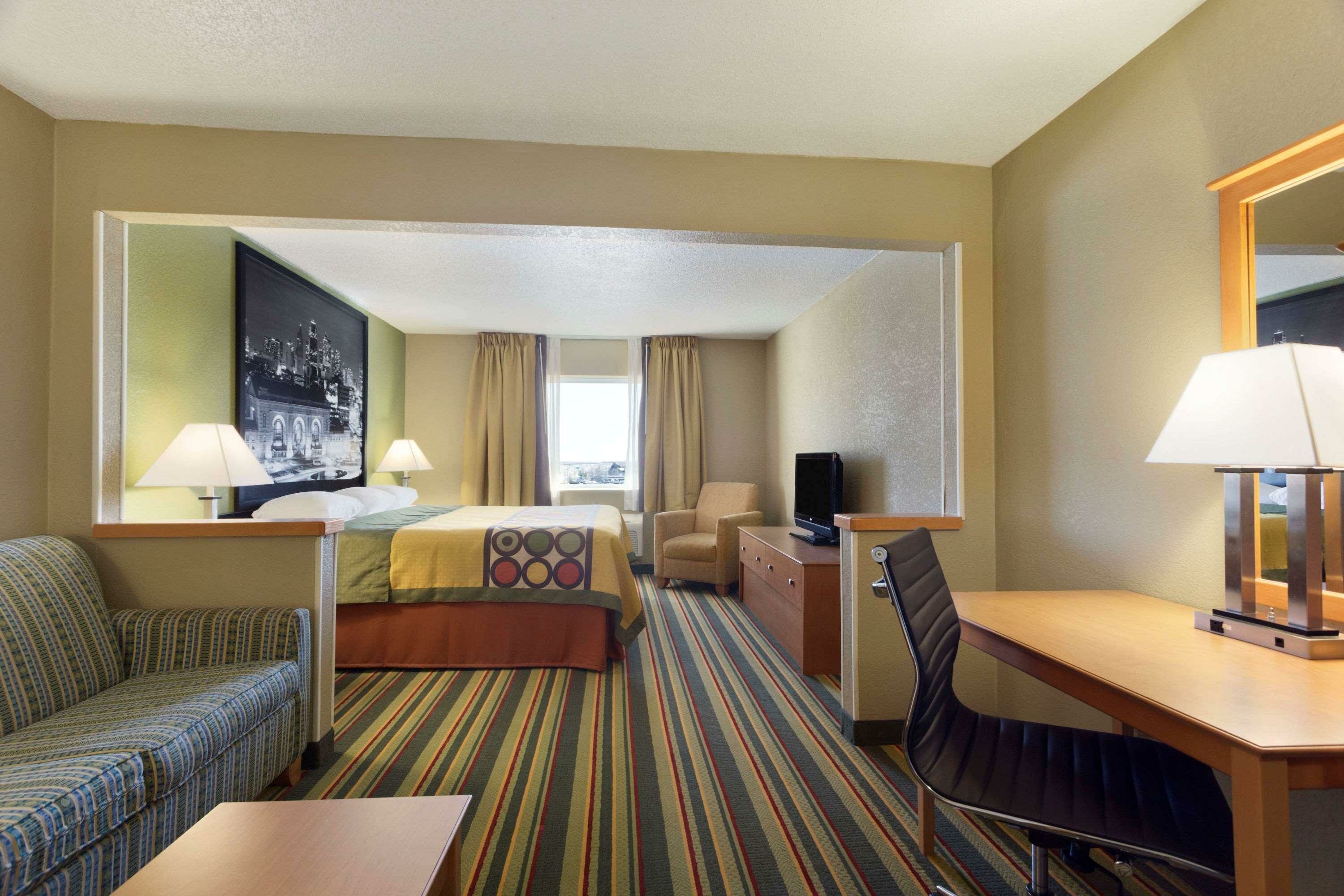 Фото Super 8 by Wyndham Lees Summit