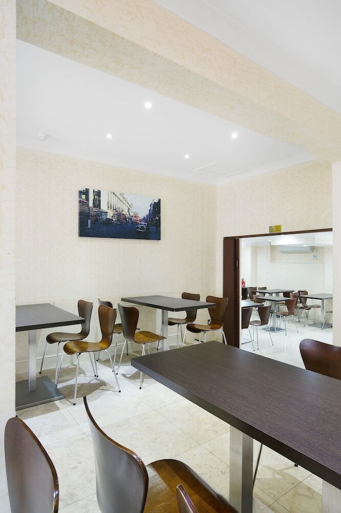 Фото Queens Park Hotel