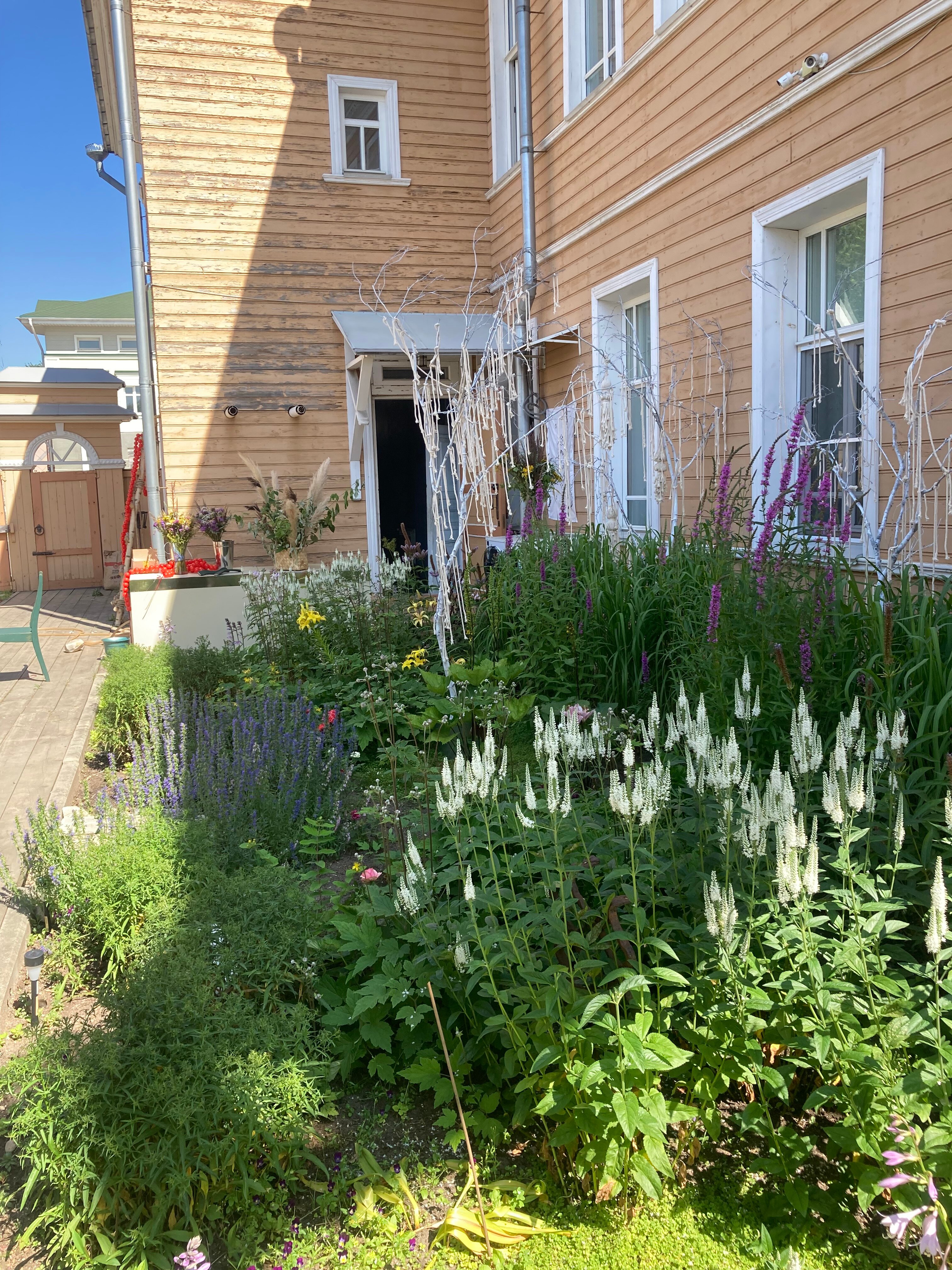 Фото Дом с лилиями