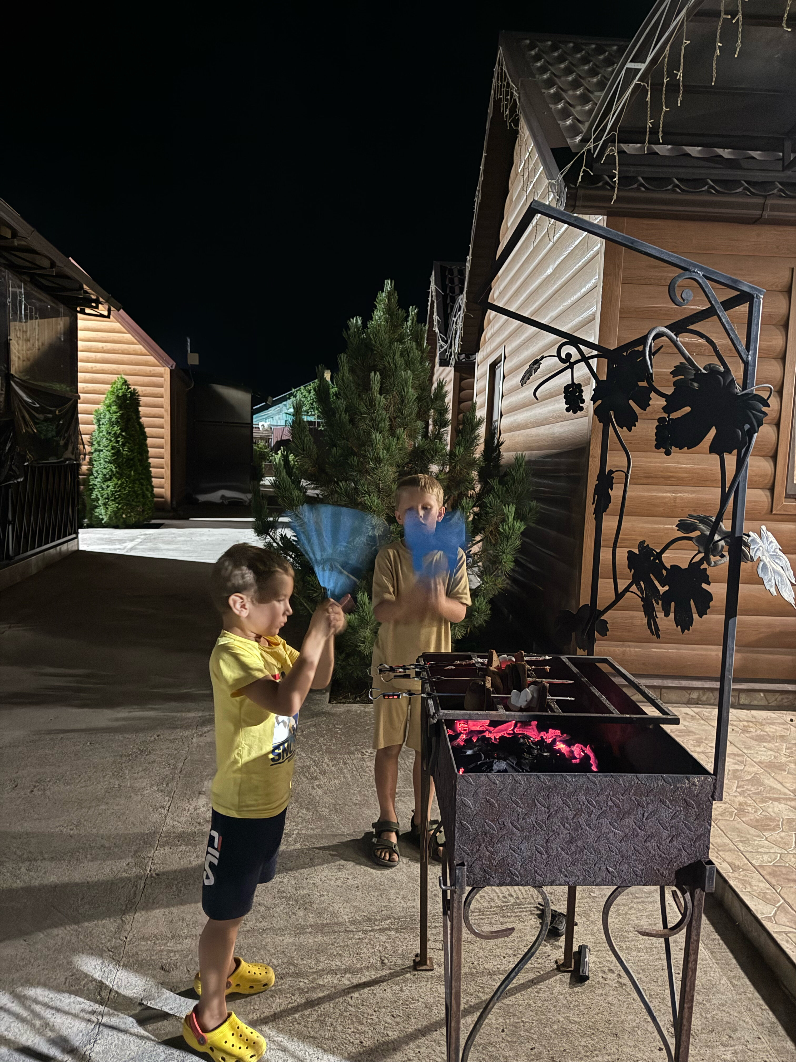 Фото У пруда от Травел Хотелс Антураж