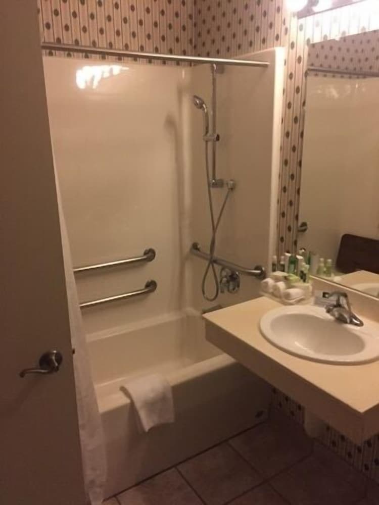 Фото Evergreen Inn and Suites