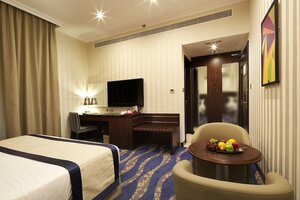 Raviz Center Point Hotel (25, 1B Street, Mankhool, Bur Dubai, Dubai), hotel