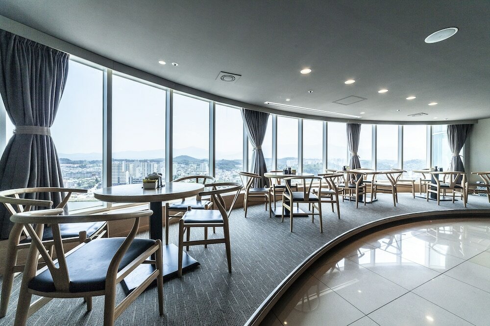 Фото Gangneung Tourist Hotel