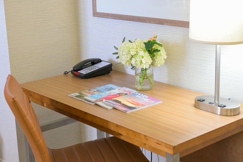 Фото Gateway Hotel Santa Monica