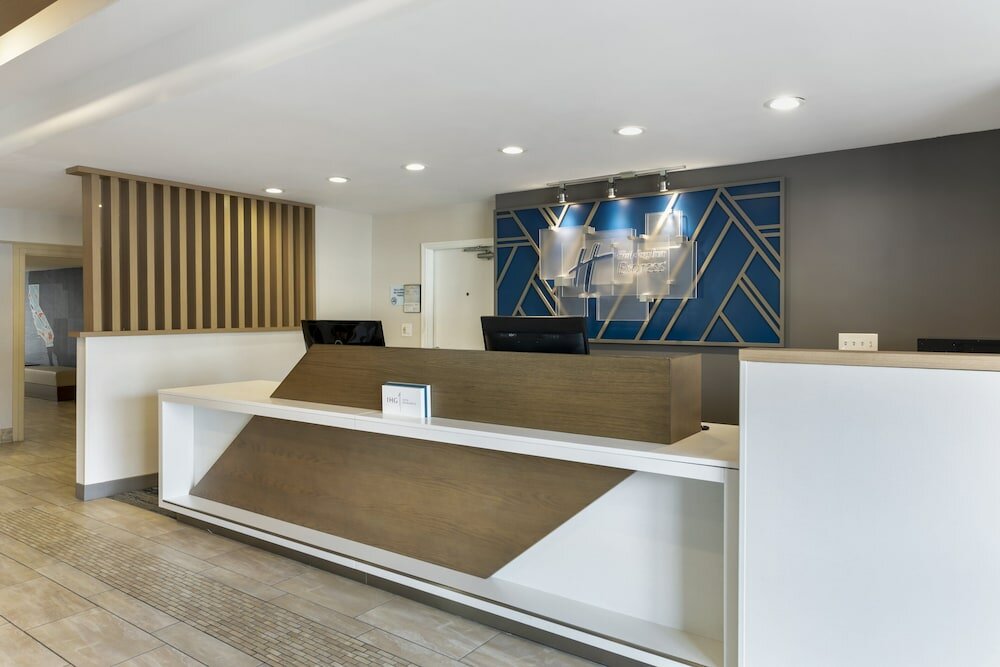 Фото Holiday Inn Express Colton-Riverside North, an Ihg Hotel