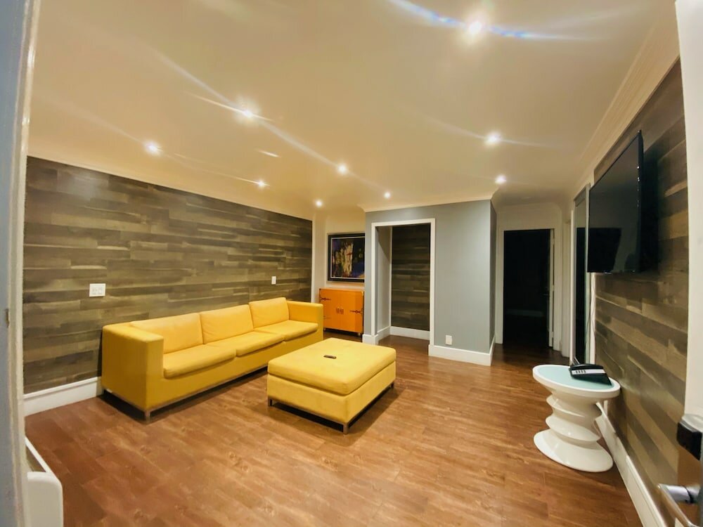 Фото Casa Blanca Inn & Suites