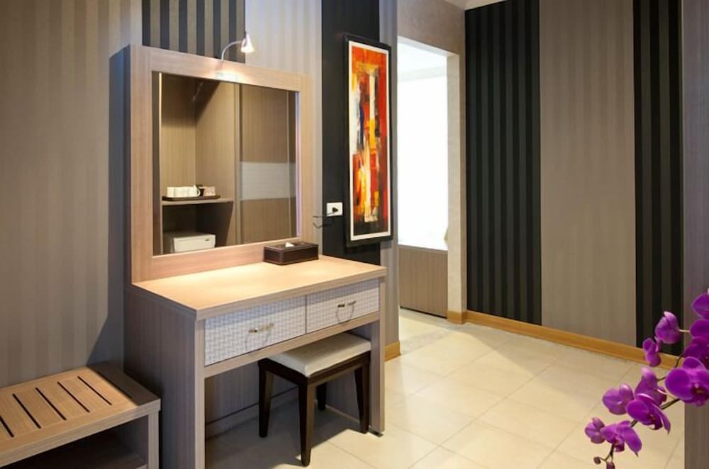 Фото Lakeside Resort Hotel