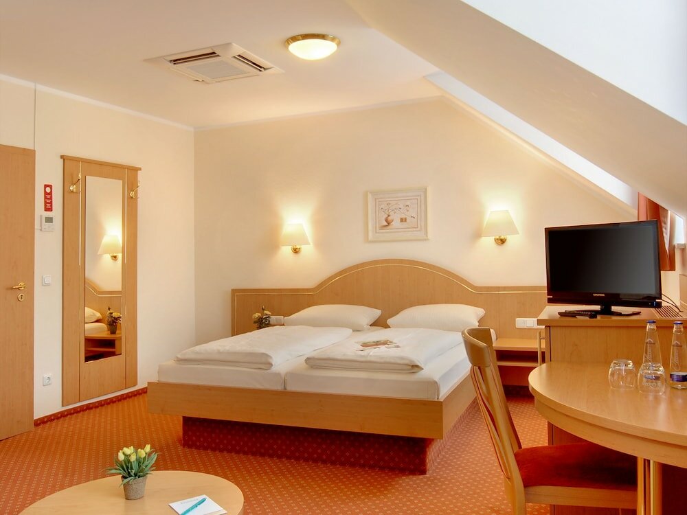 Фото Hotel Kriemhild am Hirschgarten