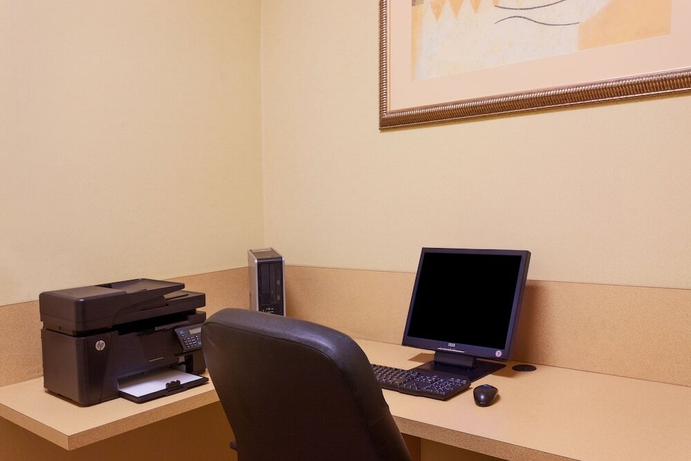 Фото Holiday Inn Express Hotel & Suites Tampa-Fairgrounds-Casino, an Ihg Hotel