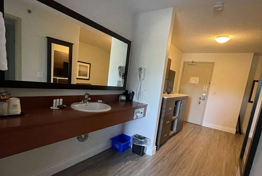 Фото Super 8 by Wyndham Peterborough