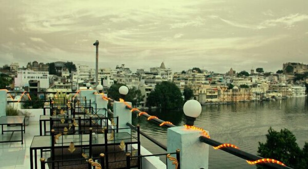 Фото Hotel Hanuman Ghat