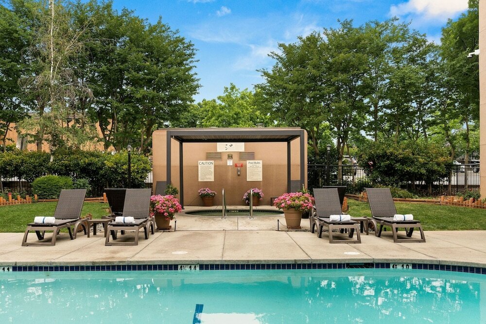 Фото Oxford Suites Redding