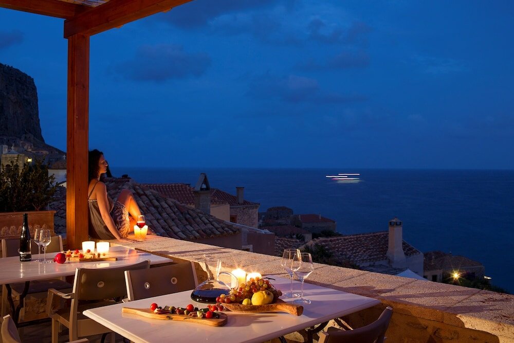 Фото Moni Emvasis Luxury Suites