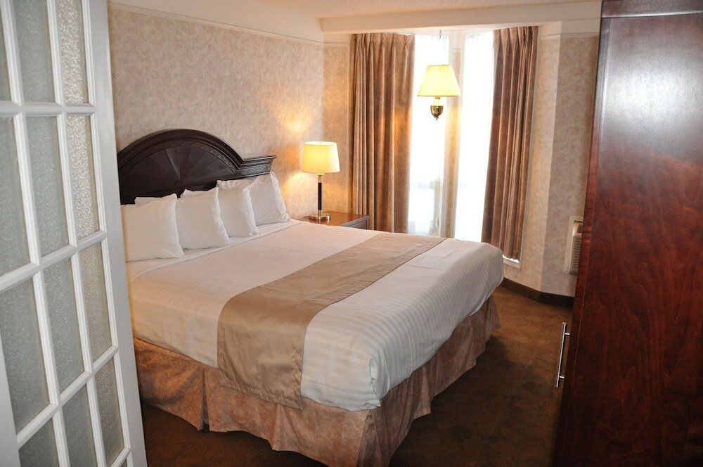 Фото Travelodge by Wyndham Lloydminster