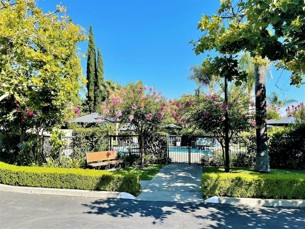 Фото University Park Inn & Suites