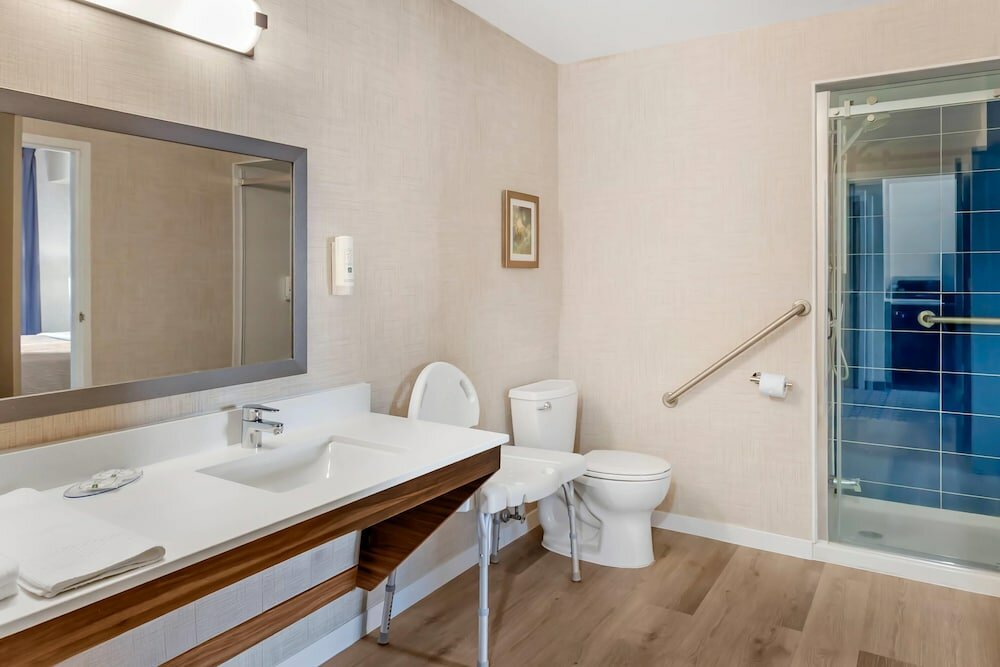 Фото Quality Suites Whitby