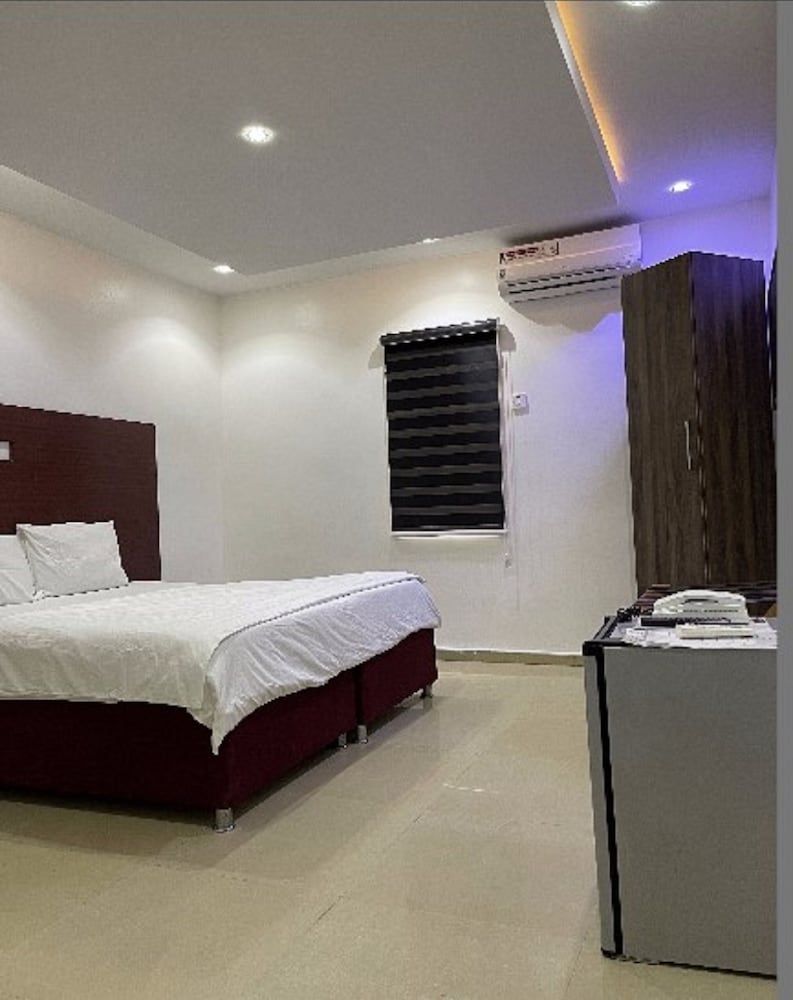 Фото Charlies Place And Suite