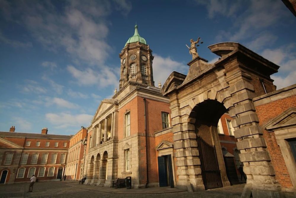 Фото Camden Court Hotel