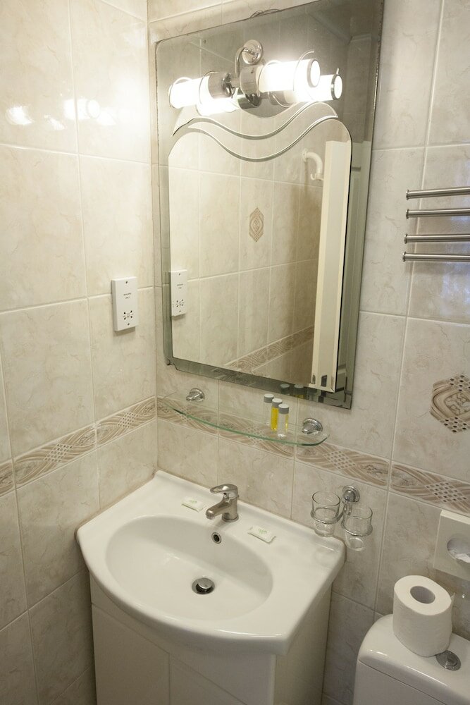 Фото Maiden Oval Hotel