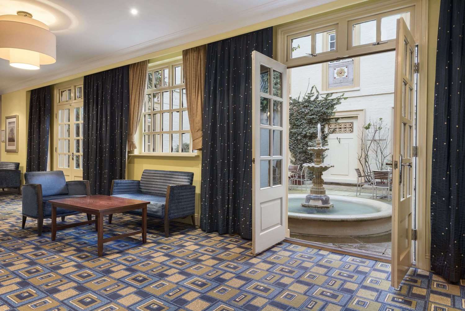 Фото Ramada by Wyndham Loughborough Hotel