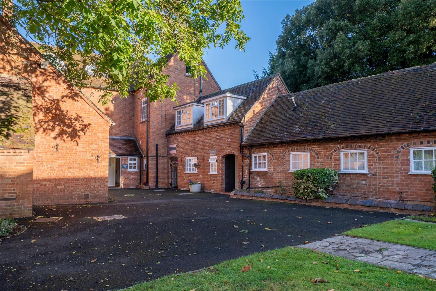 Фото The Charlecote Pheasant Hotel