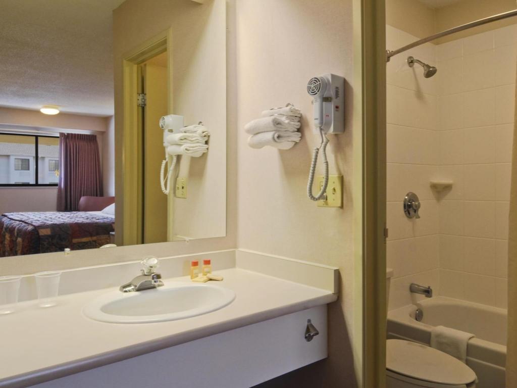 Фото Days Inn by Wyndham Overland Park/Metcalf/Convention Center